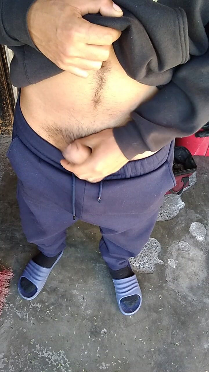 AlexAlejandro13: Біля воріт мого будинку виймаю мій член