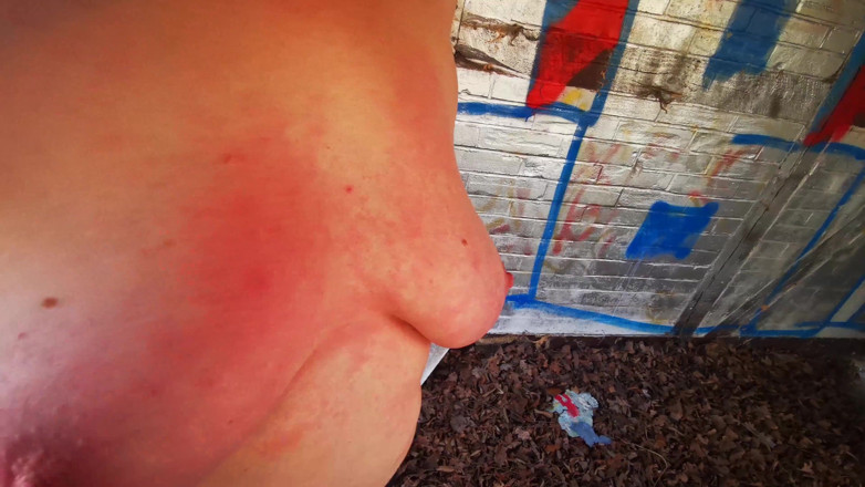Bouncy Tits Action: Tetek berkongkek di Old House