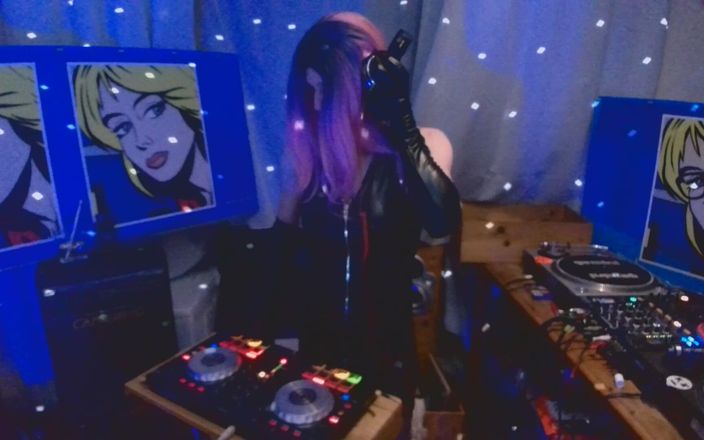 XXLUCYLUSHXX: おっぱいとテクノ - 毎週のライブストリームでこれを誰が見るのだろう?