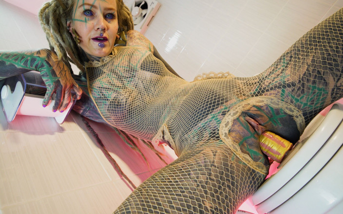 Z-Filmz: Alternatief tattoo-model solo pisactie