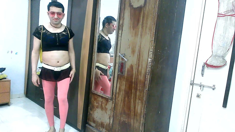 Cute & Nude Crossdresser: Cute sissy travestito femboy Sweet Lecca-lecca in un bel vestitino.