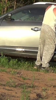 Místní vesnická děvka nabízí sex muži za drahé auto