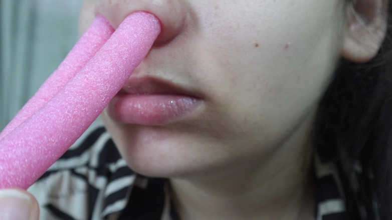 AmayaMori: 彼は私の鼻で遊ぶ。薄いピンクのシリコンパッドを鼻に当てて遊んでいます。何なのか分からない。