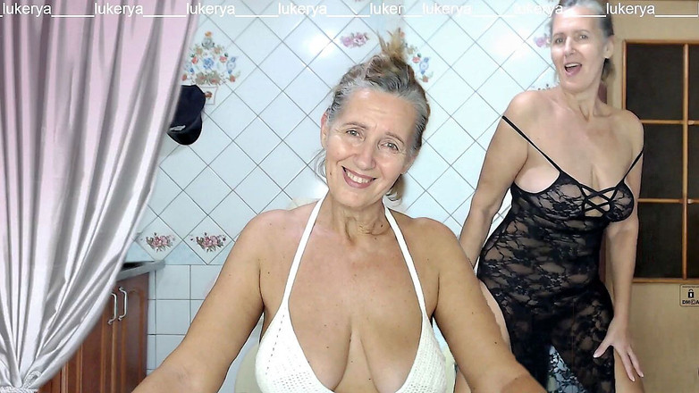 Lukerya: Lukerya miluje prolamované šaty a černou a bílou