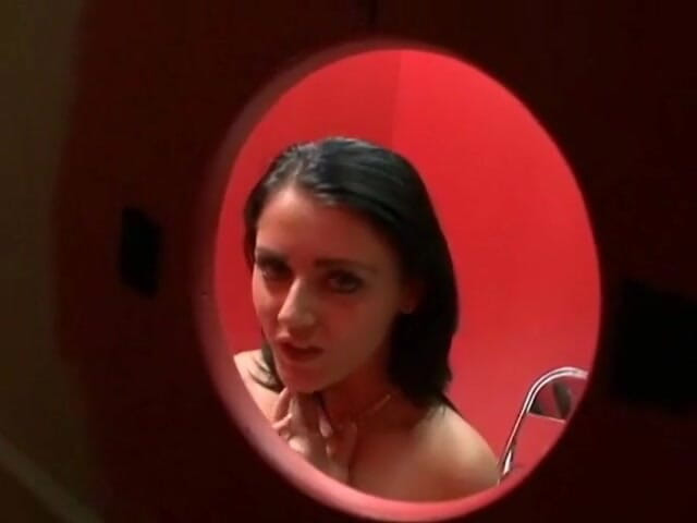 Sophie Dee: Sophie Dee suce et se fait baiser au glory hole !