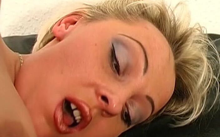 German's MILF: 보지 핑거링 기술을 보여주는 거유 독일 여성