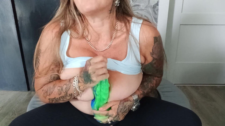 Kitty James: Full Wank to Orgasm