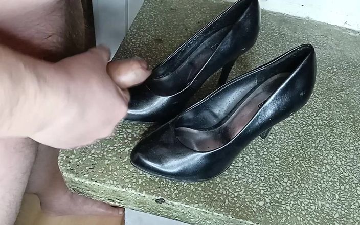 AdultGameplays: Masturbation and Cum on High Heels