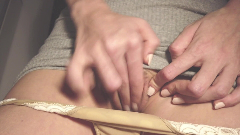 CandiceDelaware: Doigte ma chatte poilue, sugar-daddy