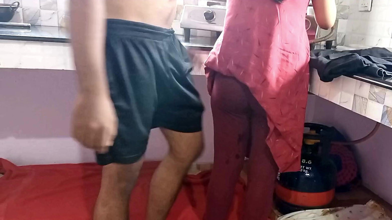 Queenrima: Šukání mé krásné služky s velkým zadkem v kuchyni, když...