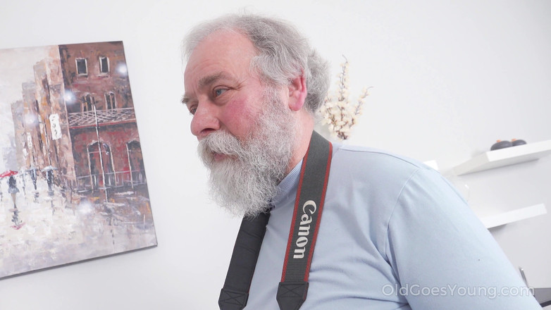 Old Goes Young: Fotógrafo canoso seduce a morena para hacer sexo