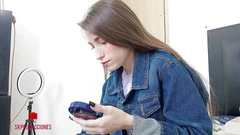 Moje nevlastní sestra si dává make-up na důležité rande a já ji nakonec tvrdě šukám, dokud se do ní neudělám