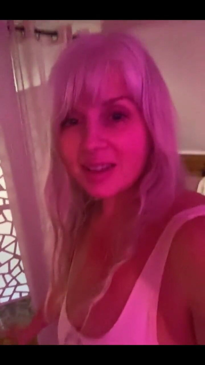 PaintedRose: 竞争对手双胞胎在幕后拍摄设置场景 1 它即将开始。