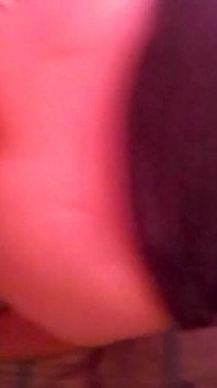 Zar zor reşit gençler ilk porno klip, amcığını ovuyor ve küçük göğüslerinin her yerine boşalıyor