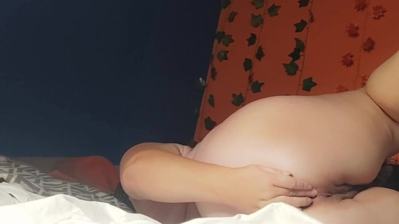 Whitekitten: Une MILF Pulpeuse Baise Les Deux Trous Avec Des Concombres !