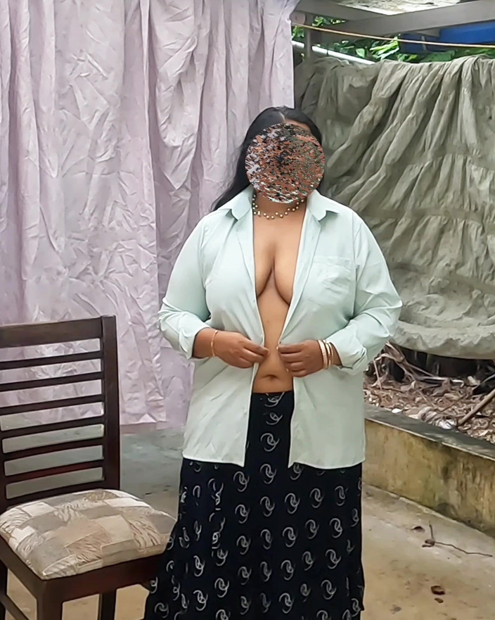 Anne Ipe: India donna in gonna che si spoglia