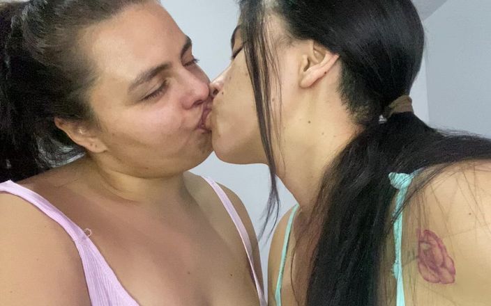 Zoe &amp; Melissa: Głębokie lesbijskie pocałunki z językiem