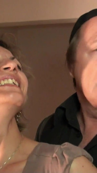 Dois paus para magrinha MILF