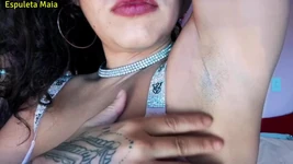 बगल में क्रीम लगाना - espuleta Maia - modelo Brasileira