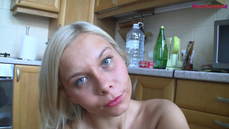 Pantyhose me porn videos: Sexy amatérská blondýnka Lisa v jejích punčochách škádlení