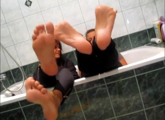 Femdom Austria: baathroom men do seksi kamsin lesbiyan apne pairon se khelti...