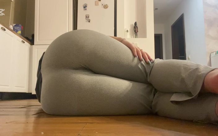 NipsAndStrips: Péter allongé dans mon pantalon moulant