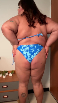 Awek montel super saiz Latina Angel suka coklat dalam mulutnya