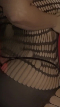 Saraboom danst en masturbeert met een enorme dildo, perfect voor haar enorme kont en poes
