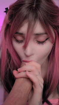 Linda chica de cabello rosa abofetea y hace garganta profunda en primer plano hasta que exploto por todas partes