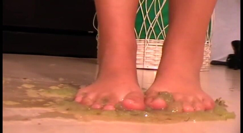 Foot Girls: 내 맨발로 포도를 으깨기