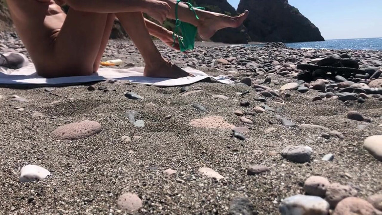 Mistery Alice: 露出狂のガールフレンドがビーチで全裸になり、彼女のマンコを広げる