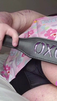 Mit einem paddel an meiner fotze und meinem arsch! Ich liebe es, mir als schlampe zu zeigen!