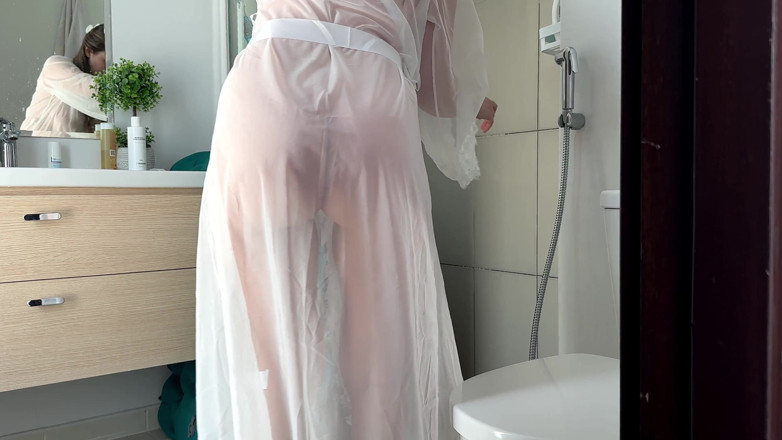 Alina Rai: Madrasta limpa o banheiro em seu vestido puro. Devagar
