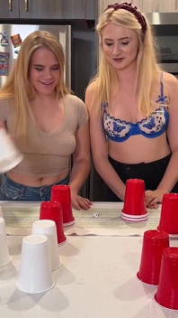 Taylor和Maddie玩顽皮的脱衣舞杯游戏
