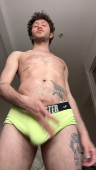 Harry_jen | Cowok kembar ini lagi asik ngocok kontol dan crot di dalam kondom sambil ngomong jorok