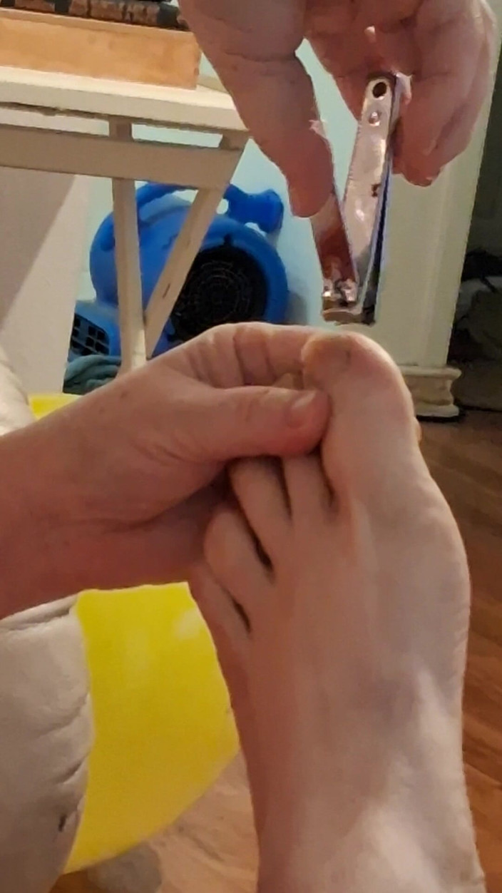 BBW nurse Vicki adventures with friends: Büyük Güzel Hemşire Vicki Erkek Arkadaşının Ayak Tırnaklarını Kesiyor Pis...
