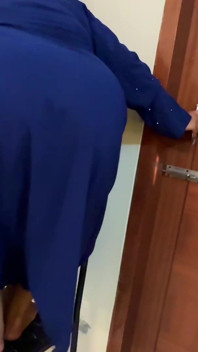 Tesettürlü Müslüman Arap büyük göt ve büyük memeli hizmetçi ateşli oluyor ve burqasını soyunuyor ve tesettürlü ve seks oyuncağını sikiyor