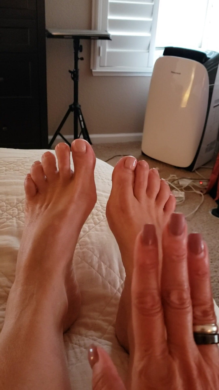 JessRyan: Oh No! MILF Camgirl Jess Ryan Foot Problems