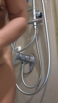 Douchespel masturbatie
