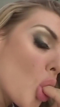 Erotická blondýnka PAWG vzrušeně předvádí svůj zadek před roztahováním půlek pro anální sex