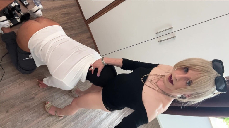 TV_Helena: Clipe completo !! Serva escrava dominada por fofa travesti Dom! Ele é...