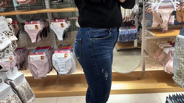 Sweetfantasy131: Văzând-o pe sora mea vitregă într-o cabină de probă, probând haine...