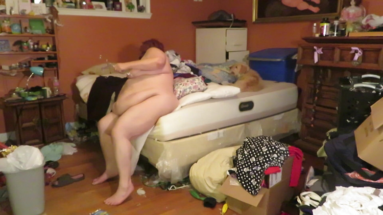 BBW nurse Vicki adventures with friends: Piegando il mio bucato nudo
