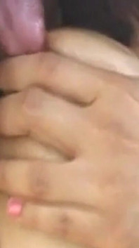 Morena nena goteando coño hasta orgasmo explosivo