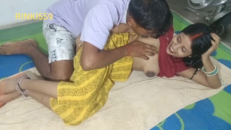 Rinki559: Dopo che il marito esce, Bhabhi se ne va con...