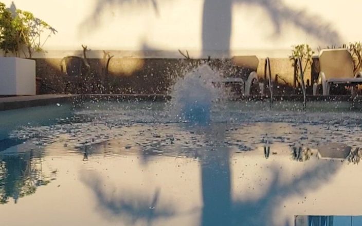 Slickhair69: String dans la piscine