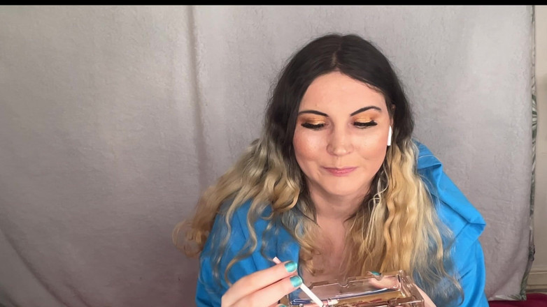 MissFFW: Pelacur semok ini suka banget ngerokok stroberi sambil pakai stoking...