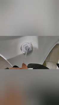 Tânăr băiat alb slab se amestecă cu pișat