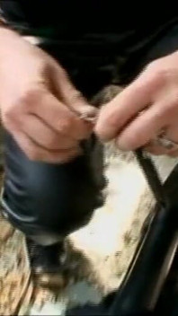 Vernederende snorverstrakking, wasspel in bondage