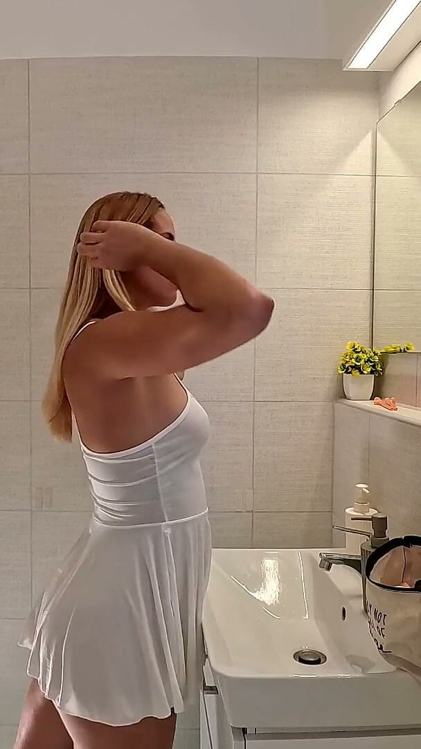 No panties TV: La bella insegnante di yoga bionda calda in un mini...